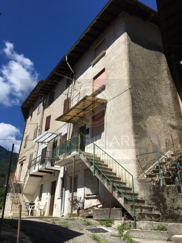 L'AGENZIA CORNOLO' MIRKO PROPONE IN VENDITA NEL COMUNE DI LAGHI UNA CASA TERRACIELO DI TESTA IN C...