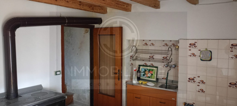 L'AGENZIA CORNOLO' MIRKO PROPONE IN VENDITA NEL COMUNE DI LAGHI UNA CASA TERRACIELO DI TESTA IN C...