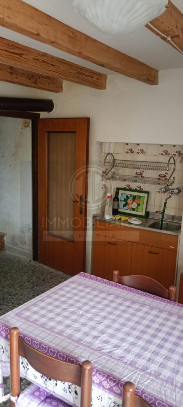 L'AGENZIA CORNOLO' MIRKO PROPONE IN VENDITA NEL COMUNE DI LAGHI UNA CASA TERRACIELO DI TESTA IN C...