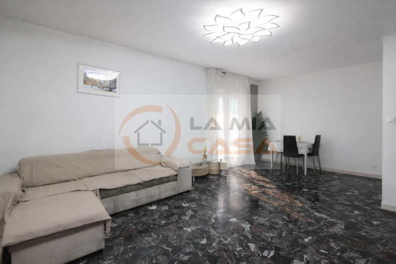 Nel cuore della vivace zona Arcella di Padova, proponiamo in vendita un luminoso e spazioso appar...