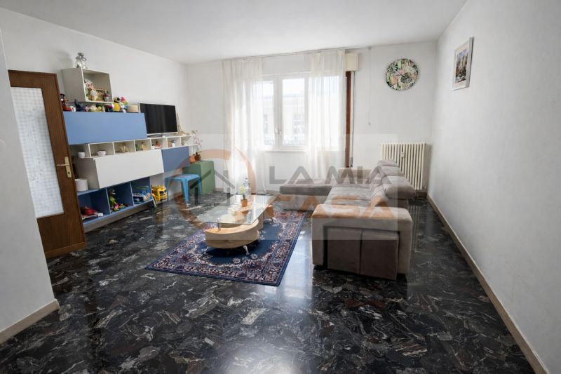 Nel cuore della vivace zona Arcella di Padova, proponiamo in vendita un luminoso e spazioso appar...