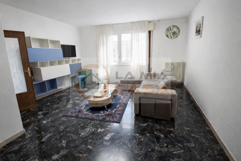 Nel cuore della vivace zona Arcella di Padova, proponiamo in vendita un luminoso e spazioso appar...