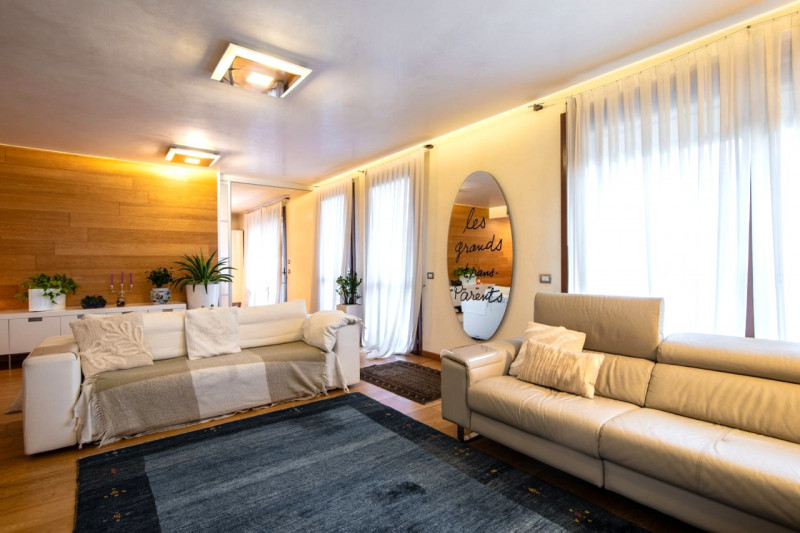 VIGONZA-centro-: proponiamo quest esclusivo attico sviluppato su due livelli per una superficie i...