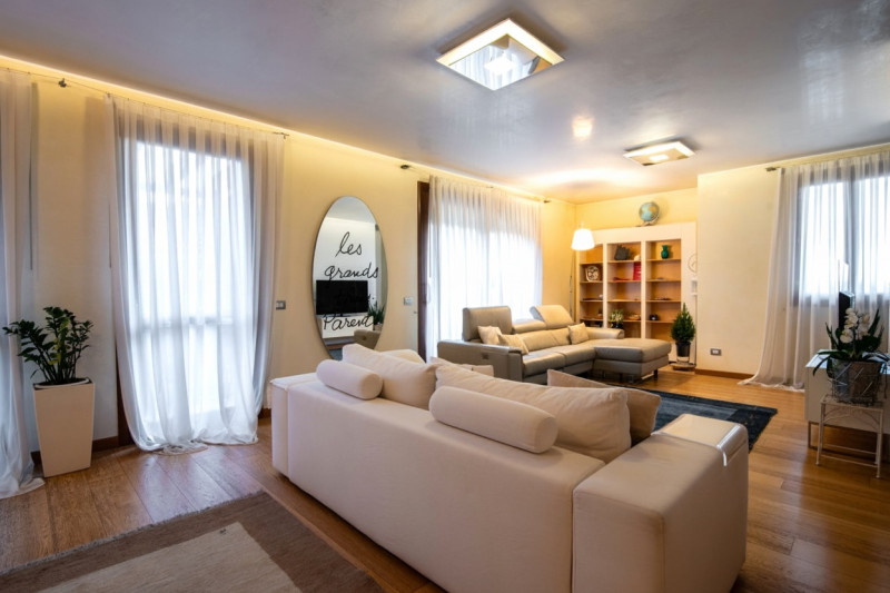 VIGONZA-centro-: proponiamo quest esclusivo attico sviluppato su due livelli per una superficie i...