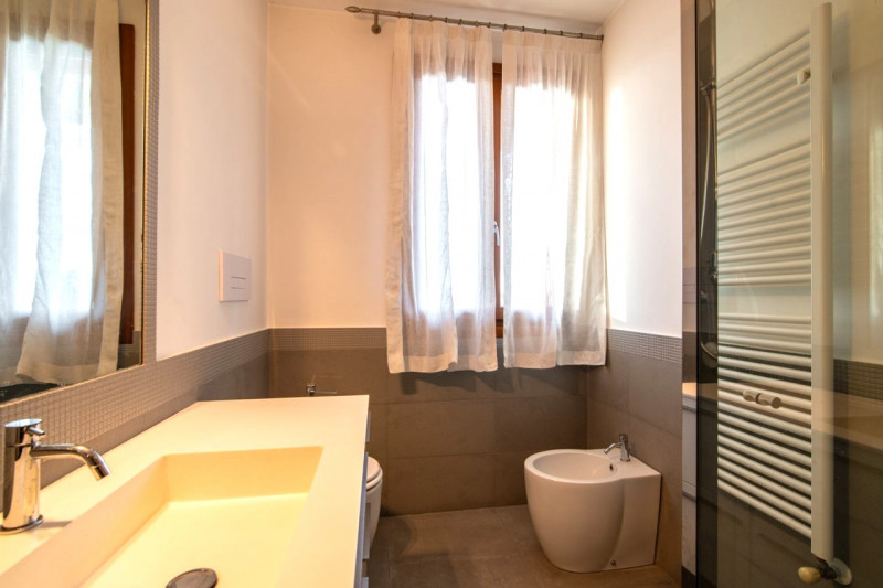 VIGONZA-centro-: proponiamo quest esclusivo attico sviluppato su due livelli per una superficie i...
