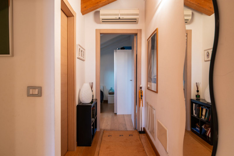 VIGONZA-centro-: proponiamo quest esclusivo attico sviluppato su due livelli per una superficie i...