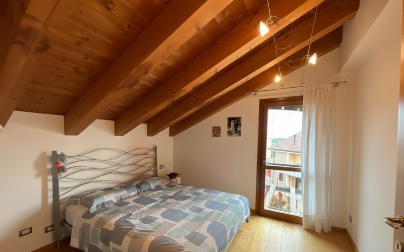 VIGONZA-centro-: proponiamo quest esclusivo attico sviluppato su due livelli per una superficie i...