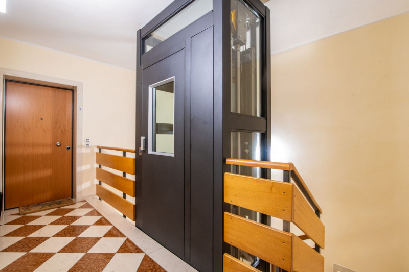 VIGONZA-centro-: proponiamo quest esclusivo attico sviluppato su due livelli per una superficie i...