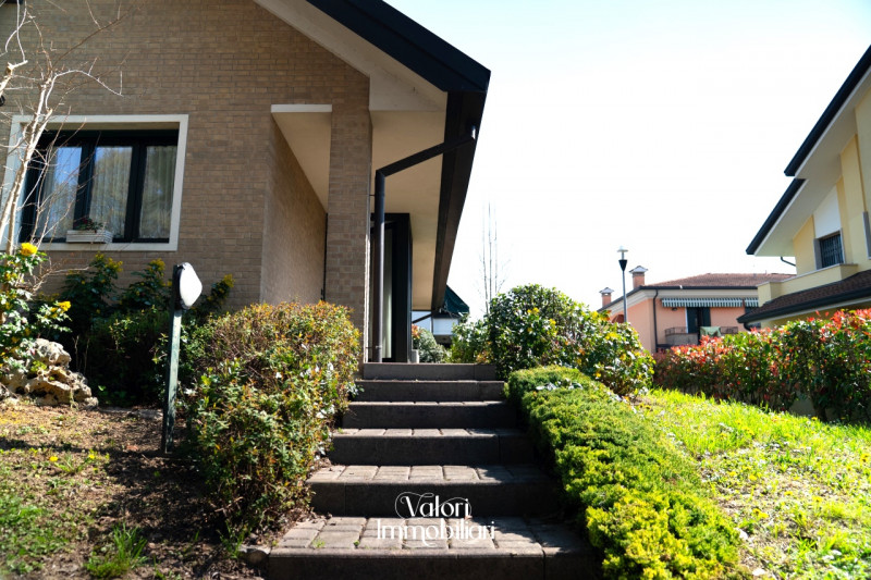 Nel cuore di Albignasego, in una posizione tranquilla e residenziale, proponiamo un'esclusiva cas...