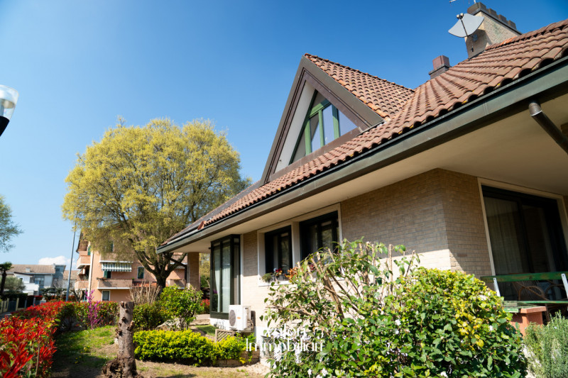 Nel cuore di Albignasego, in una posizione tranquilla e residenziale, proponiamo un'esclusiva cas...