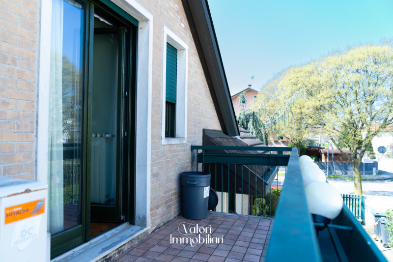 Nel cuore di Albignasego, in una posizione tranquilla e residenziale, proponiamo un'esclusiva cas...