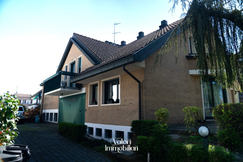 Nel cuore di Albignasego, in una posizione tranquilla e residenziale, proponiamo un'esclusiva cas...