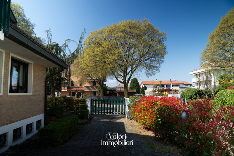 Nel cuore di Albignasego, in una posizione tranquilla e residenziale, proponiamo un'esclusiva cas...