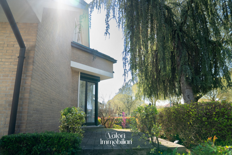 Nel cuore di Albignasego, in una posizione tranquilla e residenziale, proponiamo un'esclusiva cas...