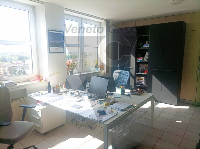In una posizione strategica nel Comune di Cadoneghe, proponiamo la vendita di un ufficio di 61 mq...
