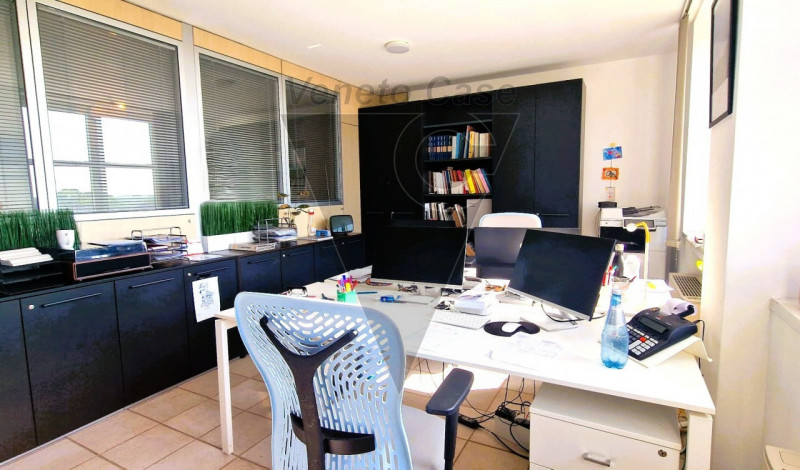 In una posizione strategica nel Comune di Cadoneghe, proponiamo la vendita di un ufficio di 61 mq...