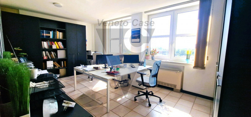 In una posizione strategica nel Comune di Cadoneghe, proponiamo la vendita di un ufficio di 61 mq...
