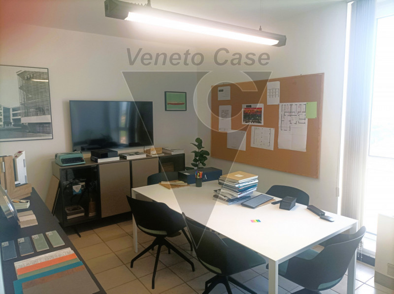 In una posizione strategica nel Comune di Cadoneghe, proponiamo la vendita di un ufficio di 61 mq...