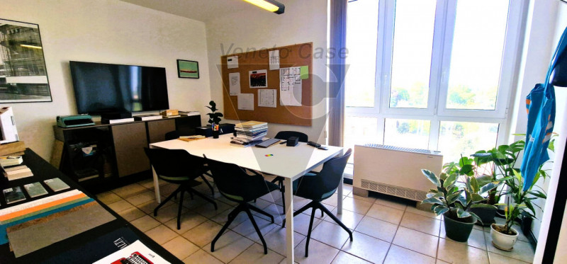 In una posizione strategica nel Comune di Cadoneghe, proponiamo la vendita di un ufficio di 61 mq...