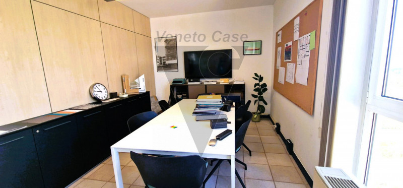 In una posizione strategica nel Comune di Cadoneghe, proponiamo la vendita di un ufficio di 61 mq...