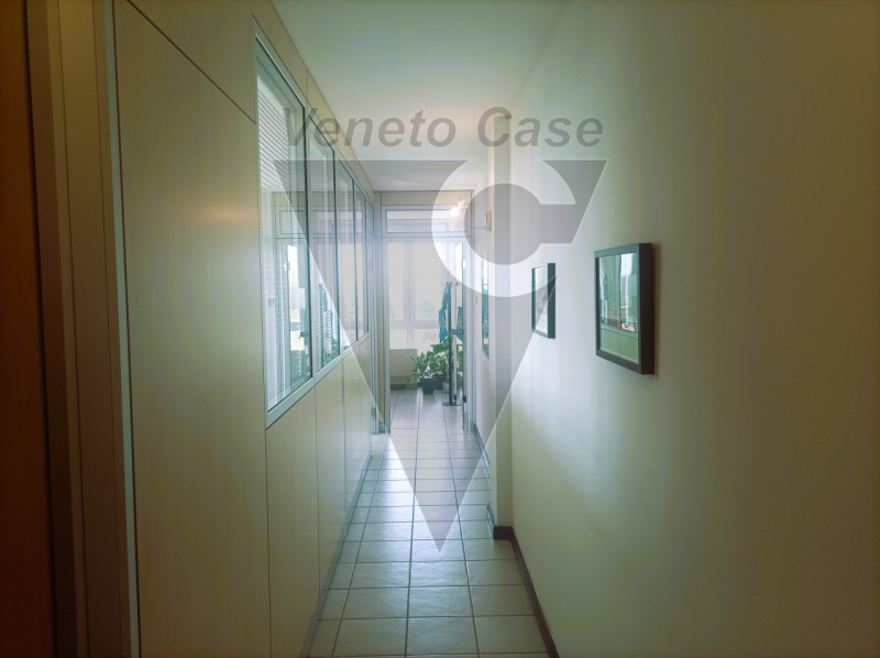 In una posizione strategica nel Comune di Cadoneghe, proponiamo la vendita di un ufficio di 61 mq...