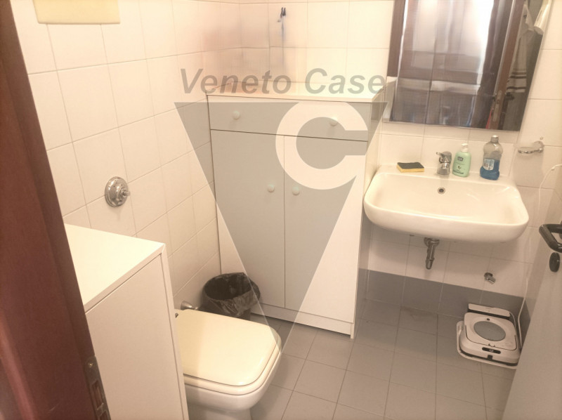 In una posizione strategica nel Comune di Cadoneghe, proponiamo la vendita di un ufficio di 61 mq...