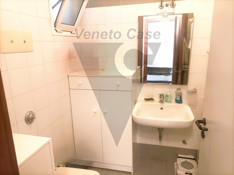 In una posizione strategica nel Comune di Cadoneghe, proponiamo la vendita di un ufficio di 61 mq...