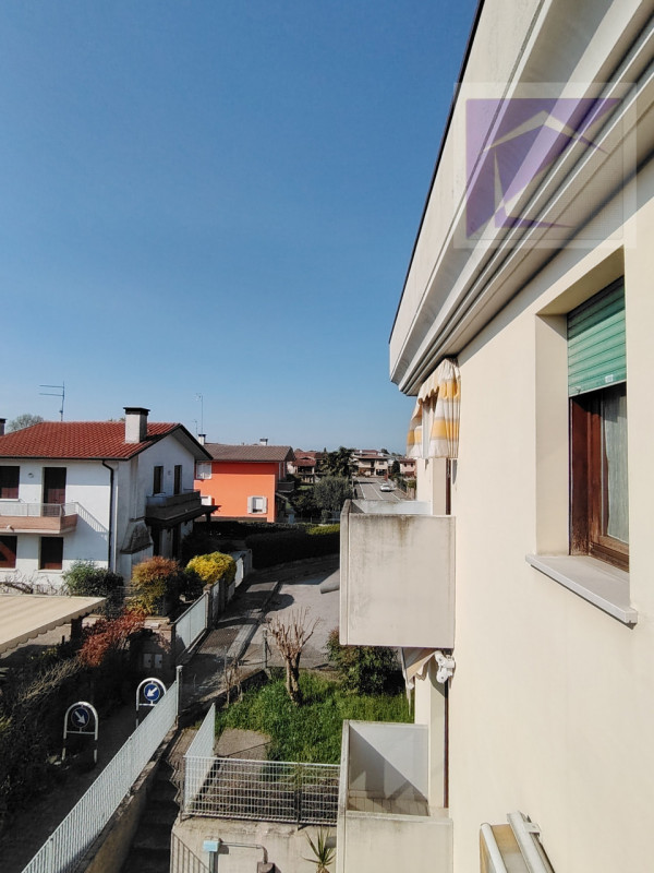 Scopri il tuo appartamento nel cuore di Massanzago! Situato in una piccola palazzina di sole 10 u...