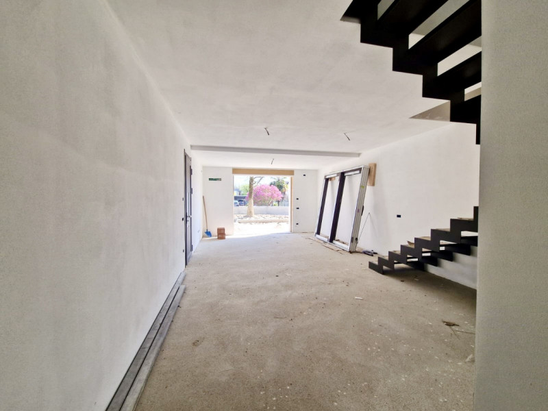 (Per INFO Monica 3482688677) Proponiamo splendida porzione di bifamiliare moderna situata nella t...