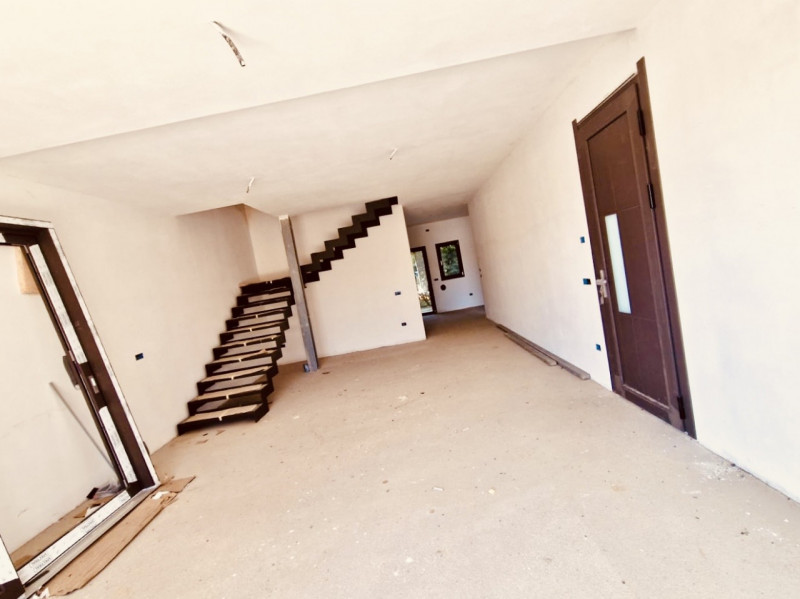 (Per INFO Monica 3482688677) Proponiamo splendida porzione di bifamiliare moderna situata nella t...