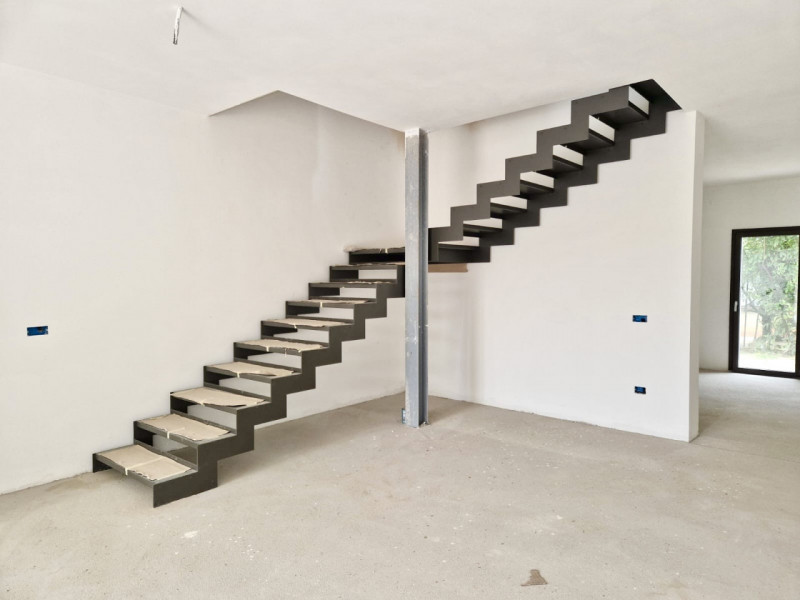 (Per INFO Monica 3482688677) Proponiamo splendida porzione di bifamiliare moderna situata nella t...