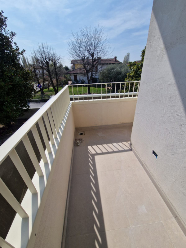 (Per INFO Monica 3482688677) Proponiamo splendida porzione di bifamiliare moderna situata nella t...