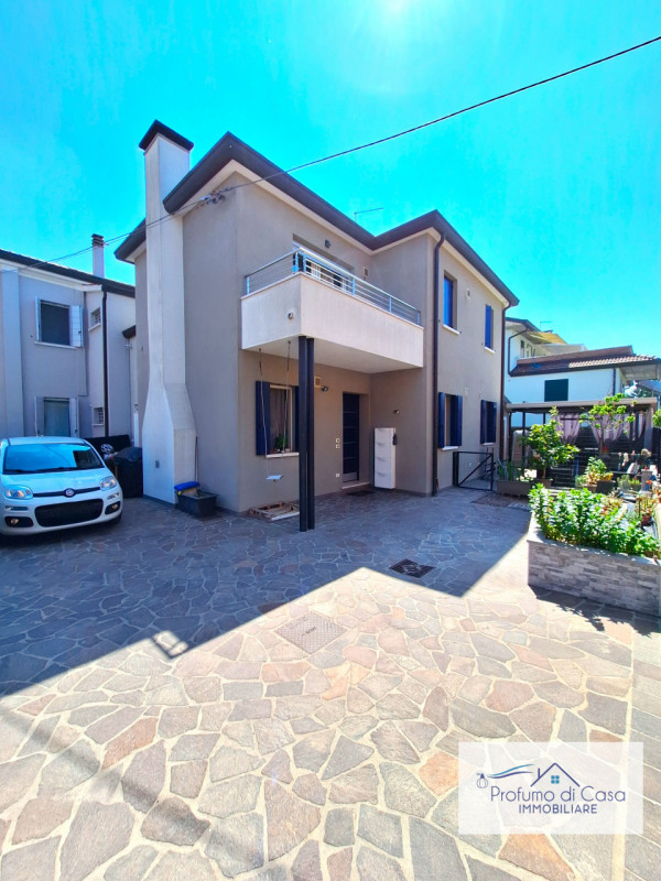 SACRO CUORE - In ottima posizione, comoda a tutti i principali servizi, proponiamo splendida casa...