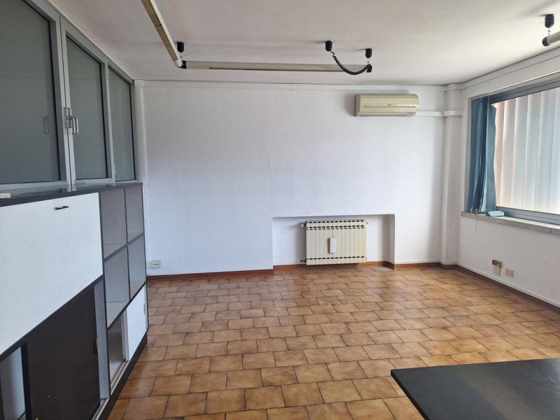 Nel cuore del dinamico distretto industriale vicentino, proponiamo in vendita un interessante com...