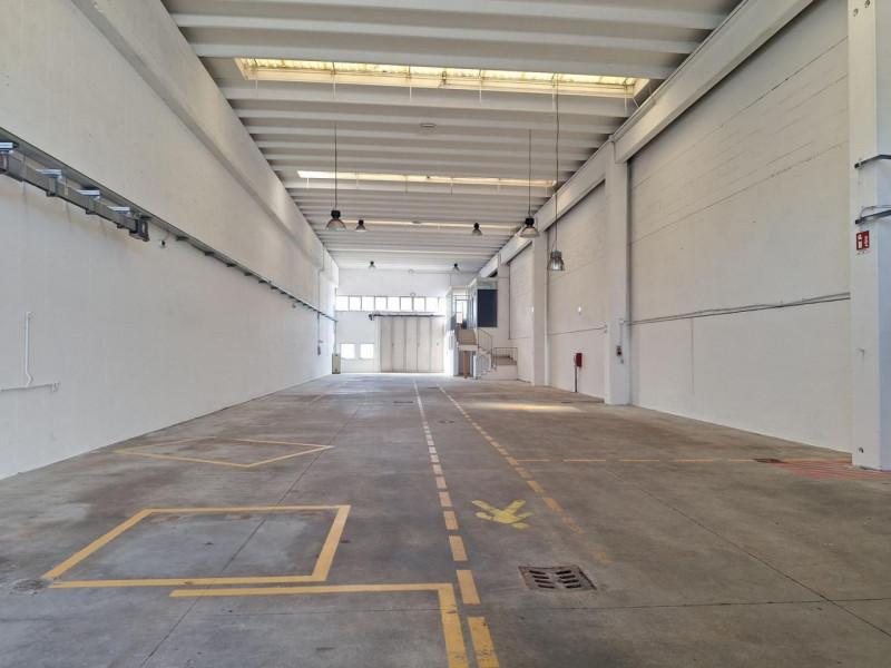 Nel cuore del dinamico distretto industriale vicentino, proponiamo in vendita un interessante com...