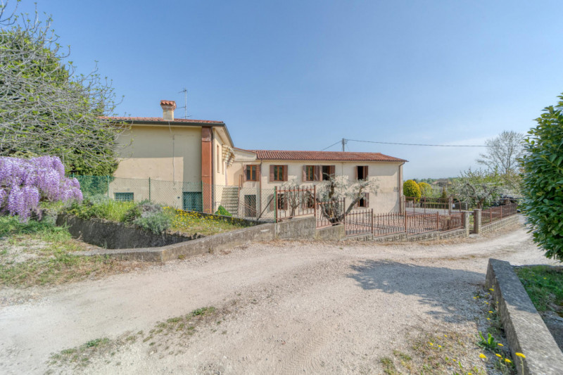 MONSELICE Zona Solana, ai piedi del colle Montericco in posizione tranquilla, proponiamo un'abita...