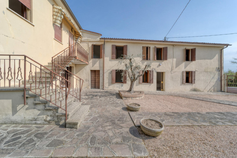 MONSELICE Zona Solana, ai piedi del colle Montericco in posizione tranquilla, proponiamo un'abita...