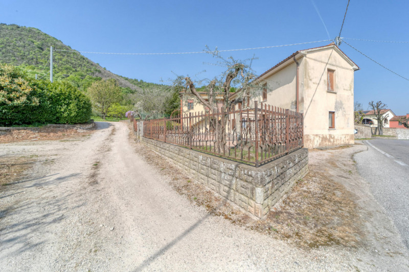 MONSELICE Zona Solana, ai piedi del colle Montericco in posizione tranquilla, proponiamo un'abita...