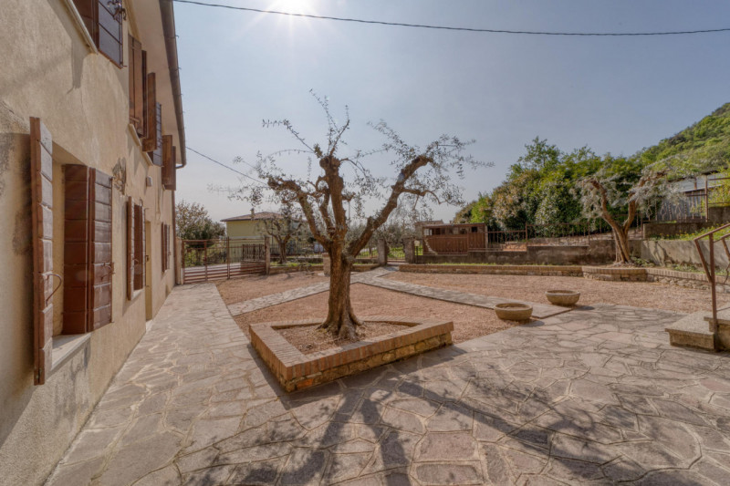 MONSELICE Zona Solana, ai piedi del colle Montericco in posizione tranquilla, proponiamo un'abita...