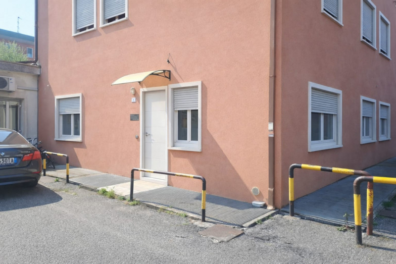 IN ESCLUSIVA Scopri questo miniappartamento al piano terra, situato nel cuore di piazza Carli in ...