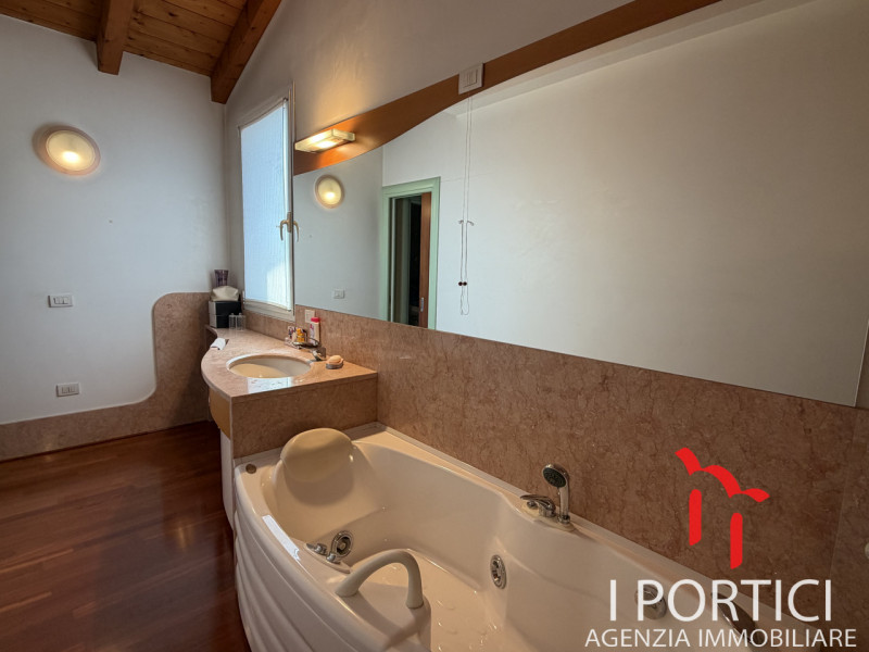 Zero Branco-

Proponiamo in vendita una soluzione unica nel suo genere, perfetta per chi desidera...