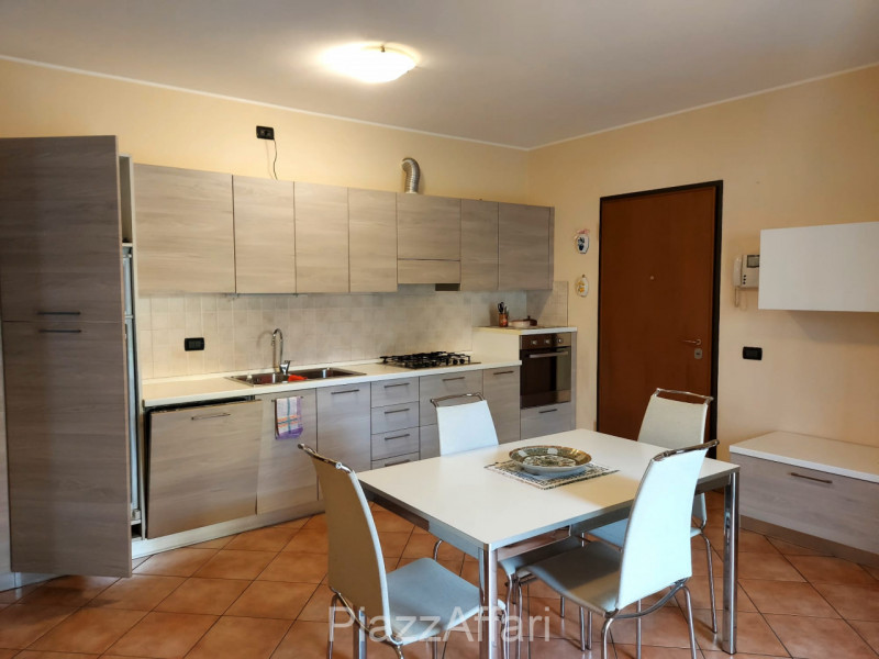 Proponiamo in locazione appartamento al piano terra con giardino ad uso esclusivo, inserito in un...