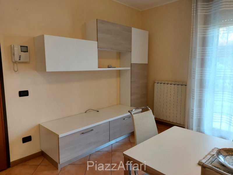 Proponiamo in locazione appartamento al piano terra con giardino ad uso esclusivo, inserito in un...