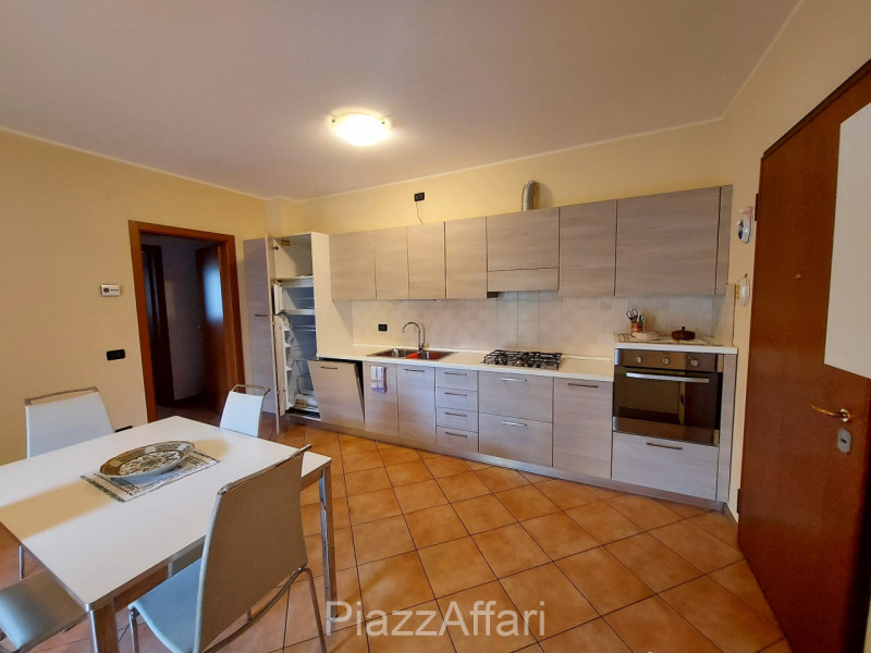 Proponiamo in locazione appartamento al piano terra con giardino ad uso esclusivo, inserito in un...