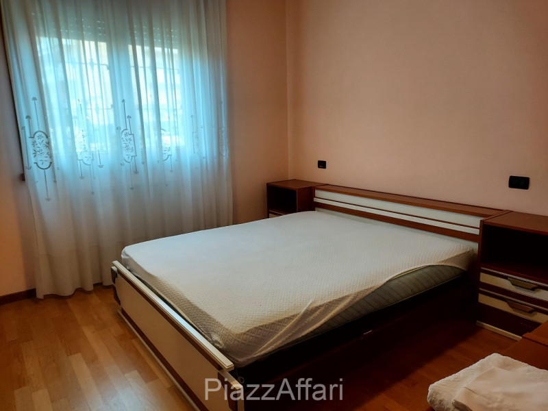 Proponiamo in locazione appartamento al piano terra con giardino ad uso esclusivo, inserito in un...