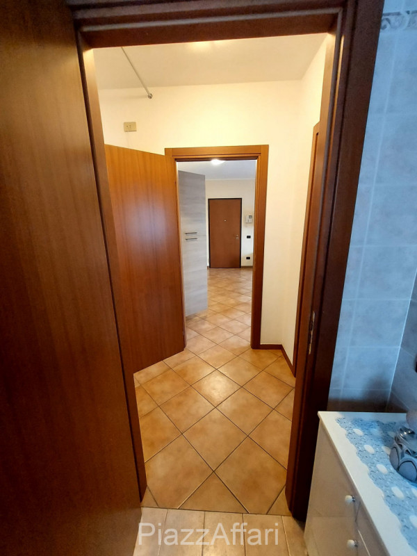 Proponiamo in locazione appartamento al piano terra con giardino ad uso esclusivo, inserito in un...