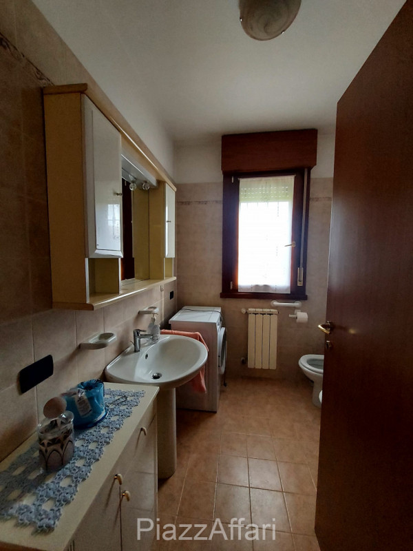 Proponiamo in locazione appartamento al piano terra con giardino ad uso esclusivo, inserito in un...