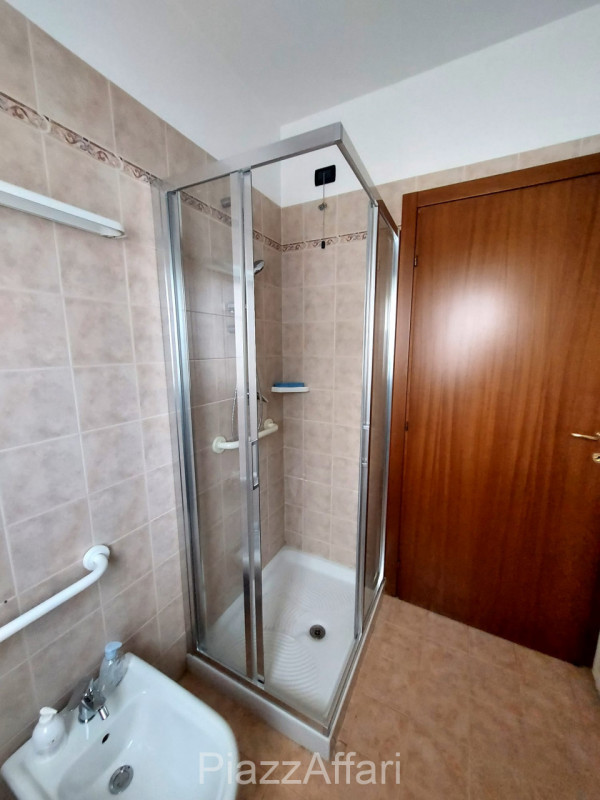 Proponiamo in locazione appartamento al piano terra con giardino ad uso esclusivo, inserito in un...