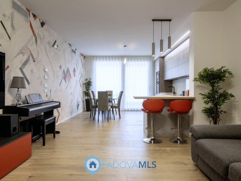 Mestrino: In quartiere residenziale nel cuore di Mestrino proponiamo un'attico composto da un'amp...