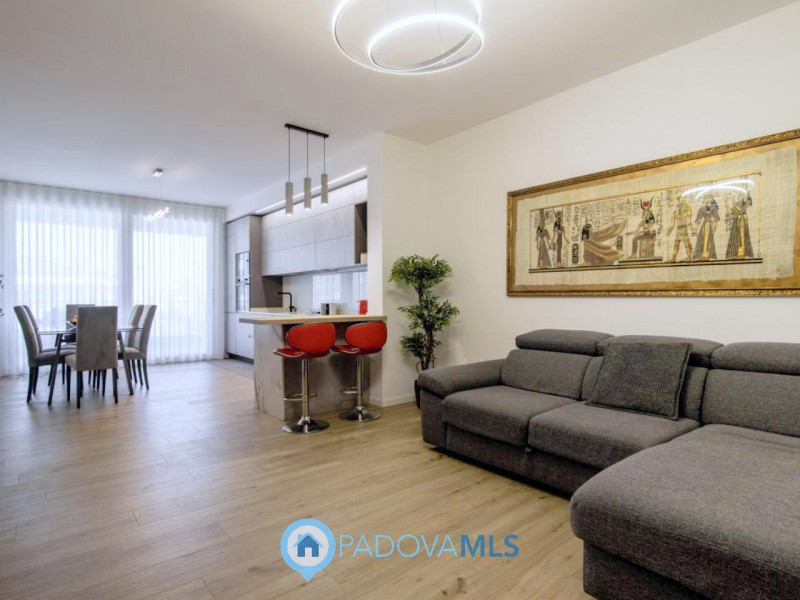 Mestrino: In quartiere residenziale nel cuore di Mestrino proponiamo un'attico composto da un'amp...